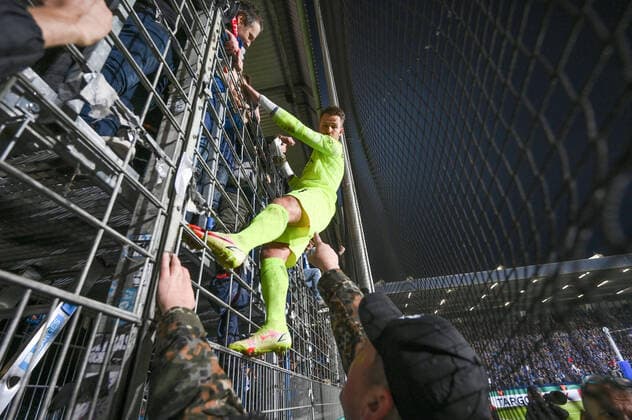 Sport Themen der Woche KW43 Sport Bilder des Tages Torwart Manuel Riemann (VfL Bochum) steigt auf den Zaun zu den Fans 27.10.2021, Fussball GER, Saison 2021 2022, DFB Pokal, 2. Runde, VfL Bochum - FC Augsburg 2:2 n.V., 7:6 n.E. Foto: Maik Hölter TEAM2sportphoto Bochum Nordrhein Westfalen Deutschland *** Goalkeeper Manuel Riemann VfL Bochum climbs the fence to the fans 27 10 2021, Football GER, 2021 2022 season, DFB Pokal, 2 round, VfL Bochum FC Augsburg 2 2 n V , 7 6 n E Photo Maik Hölter TEAM2sportphoto Bochum North Rhine Westphalia Germany. Team2