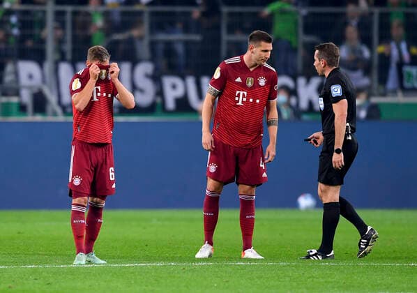 Fussball DFB Pokal 2. Runde 2021 2022 27.10.2021 Borussia Moenchengladbach - FC Bayern Muenchen Enttaeuschung FC Bayern Muenchen; Joshua Kimmich (li) und Niklas Suele (MItte) mit Schiedsrichter Tobias Stieler (re)
