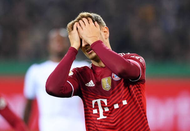 Fussball DFB Pokal 2. Runde 2021 2022 27.10.2021 Borussia Moenchengladbach - FC Bayern Muenchen Enttaeuschung FC Bayern Muenchen; Josip Stanisic