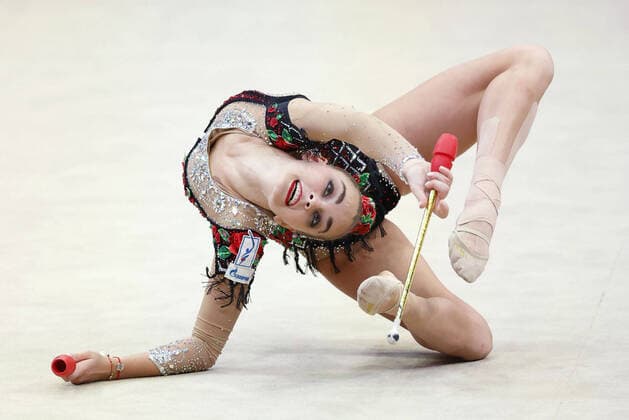 Bilder des Jahres 2021, Sport 10 Oktober Sport Themen der Woche KW43 Sport Bilder des Tages Rhythmic gymnastics, Rhythmische Sportgymnastik, RSG World championships Arina Averina of Russia performs in the individual clubs exercise final at the rhythmic gymnastics world championships at West Japan General Exhibition Center in Kitakyushu in Fukuoka Prefecture on Oct. 28, 2021. She won silver.  A14AA0000921872P
