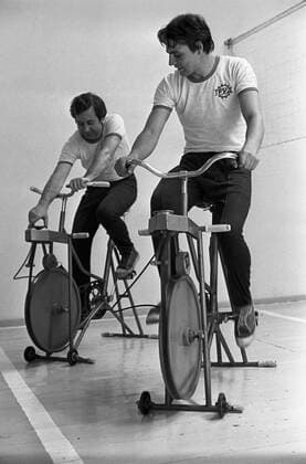 6660450 10.08.1986 Gorodki, an old Russian popular game. Athletes practicing in Saransk, Mordovian ASSR. N. Kobrov Playing gorodki 
