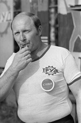 6660453 10.08.1986 Gorodki, an old Russian popular game. Referee Vyacheslav Abramov during competitions in Saransk, Mordovian ASSR. N. Kobrov Playing gorodki 