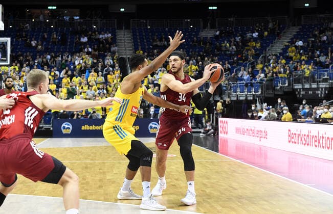 Basketball, Herren, Saison 2021 2022, Turkish Airlines EuroLeague (7. Spieltag), Alba Berlin - FC Bayern München, v. l. Ognjen Jaramaz (Bayern München), Johannes Thiemann (Alba Berlin), Gavin Schilling (Bayern München), 28.10. 2021, Copyright: xSebastianxRäppold MatthiasxKochx
