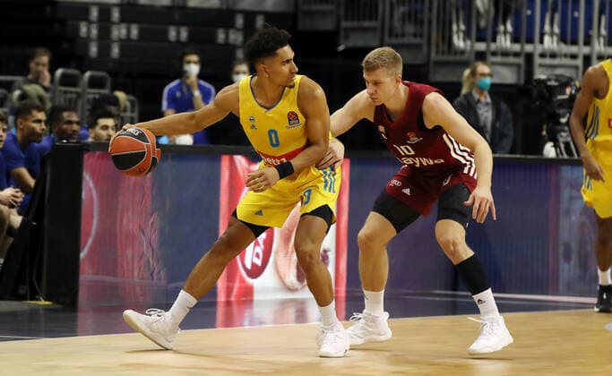 Maodo Lo, Ognjen Jaramaz Aktion Spielszene Zweikampf Basketball EuroLeague Herren Saison 2021 2022 28.10.2021 ALBA Berlin vs. FC Bayern München