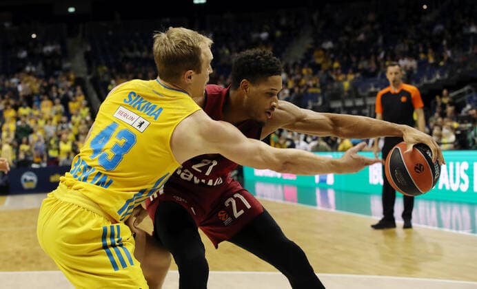 Luke Sikma, Augustine Rubit Aktion Spielszene Zweikampf Basketball EuroLeague Herren Saison 2021 2022 28.10.2021 ALBA Berlin vs. FC Bayern München
