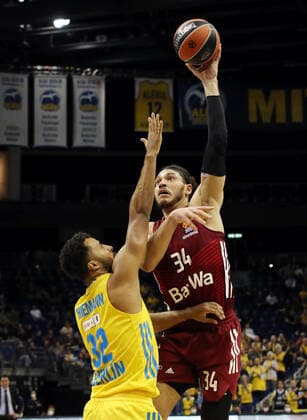 Sport Bilder des Tages Johannes Thiemann, Gavin Schilling Aktion Spielszene Zweikampf Basketball EuroLeague Herren Saison 2021 2022 28.10.2021 ALBA Berlin vs. FC Bayern München
