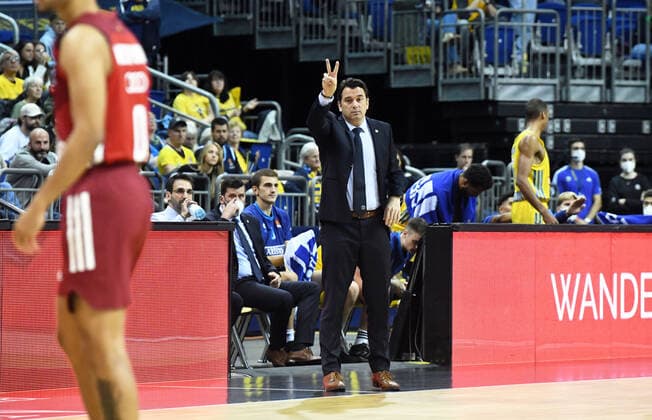 Basketball, Herren, Saison 2021 2022, Turkish Airlines EuroLeague (7. Spieltag), Alba Berlin - FC Bayern München, Trainer Israel Gonzalez (Alba Berlin), 28.10. 2021, Copyright: xSebastianxRäppold MatthiasxKochx