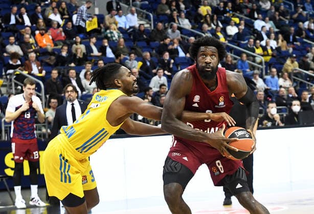 Basketball, Herren, Saison 2021 2022, Turkish Airlines EuroLeague (7. Spieltag), Alba Berlin - FC Bayern München, v. l. Jaleen Smith (Alba Berlin), Othello Hunter (Bayern München), 28.10. 2021, Copyright: xSebastianxRäppold MatthiasxKochx