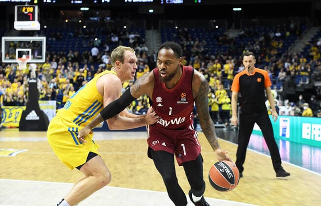 Basketball, Herren, Saison 2021 2022, Turkish Airlines EuroLeague (7. Spieltag), Alba Berlin - FC Bayern München, v. l. Luke Sikma (Alba Berlin), Deshaun Thomas (Bayern München), 28.10. 2021, Copyright: xSebastianxRäppold MatthiasxKochx