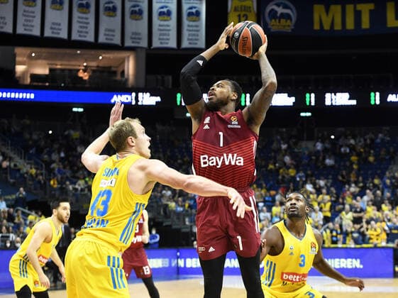 Basketball, Herren, Saison 2021 2022, Turkish Airlines EuroLeague (7. Spieltag), Alba Berlin - FC Bayern München, v. l. Luke Sikma (Alba Berlin), Deshaun Thomas (Bayern München), Jaleen Smith (Alba Berlin), 28.10. 2021, Copyright: xSebastianxRäppold MatthiasxKochx