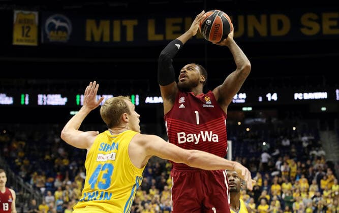 Luke Sikma, Deshaun Thomas Aktion Spielszene Zweikampf Basketball EuroLeague Herren Saison 2021 2022 28.10.2021 ALBA Berlin vs. FC Bayern München