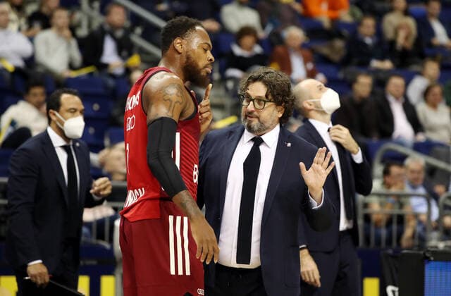 Deshaun Thomas, Trainer Andrea Trinchieri redend Basketball EuroLeague Herren Saison 2021 2022 28.10.2021 ALBA Berlin vs. FC Bayern München
