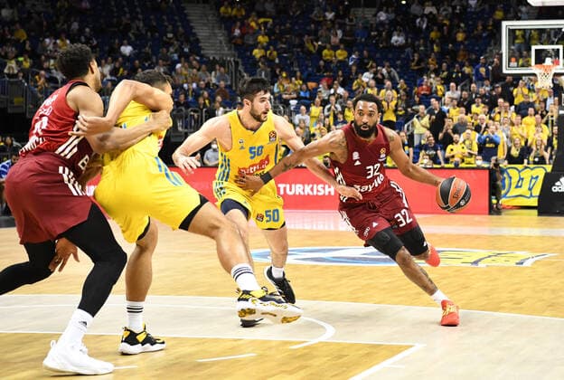 Basketball, Herren, Saison 2021 2022, Turkish Airlines EuroLeague (7. Spieltag), Alba Berlin - FC Bayern München, v. l. Augustine Rubit (Bayern München), Oscar da Silva (Alba Berlin), Yovel Zoosman (Alba Berlin), Darrun Hilliard (Bayern München), 28.10. 2021, Copyright: xSebastianxRäppold MatthiasxKochx