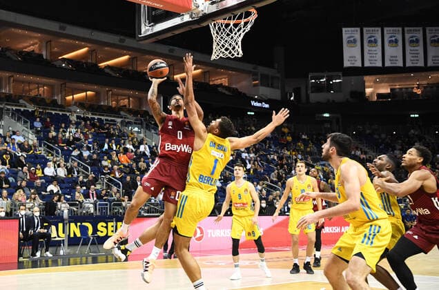 Basketball, Herren, Saison 2021 2022, Turkish Airlines EuroLeague (7. Spieltag), Alba Berlin - FC Bayern München, v. l. Nick Weiler-Babb (Bayern München), Oscar da Silva (Alba Berlin), 28.10. 2021, Copyright: xSebastianxRäppold MatthiasxKochx