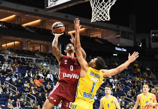 Basketball, Herren, Saison 2021 2022, Turkish Airlines EuroLeague (7. Spieltag), Alba Berlin - FC Bayern München, v. l. Nick Weiler-Babb (Bayern München), Oscar da Silva (Alba Berlin), 28.10. 2021, Copyright: xSebastianxRäppold MatthiasxKochx