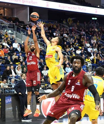 Basketball, Herren, Saison 2021 2022, Turkish Airlines EuroLeague (7. Spieltag), Alba Berlin - FC Bayern München, v. l. Darrun Hilliard (Bayern München), Oscar da Silva (Alba Berlin), Othello Hunter (Bayern München), 28.10. 2021, Copyright: xSebastianxRäppold MatthiasxKochx
