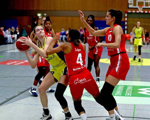 GSD zje123 Basketball Bundesliga Frauen Medical Instinct Veilchen BG74 - Herner TC Göttingens Kristyna Brabencova (am Ball) gegen Hernes Laura Zolper und Veronica Remenarowa