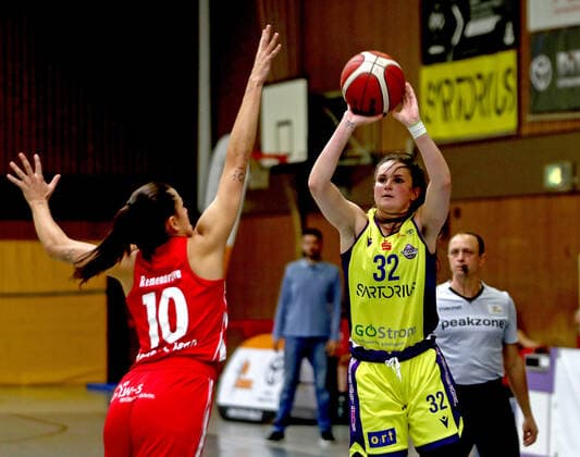 GSD zje123 Basketball Bundesliga Frauen Medical Instinct Veilchen BG74 - Herner TC Göttingens Katharine Tudor (am Ball) gegen Hernes Veronica Remenarowa