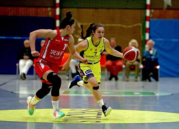 GSD zje123 Basketball Bundesliga Frauen Medical Instinct Veilchen BG74 - Herner TC Göttingens Jennifer Crowder (am Ball) gegen Hernes Dragana Domuzin