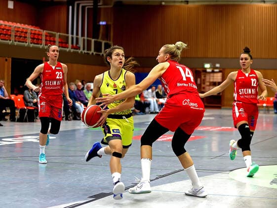 Sport Bilder des Tages GSD zje123 Basketball Bundesliga Frauen Medical Instinct Veilchen BG74 - Herner TC Göttingens Jennifer Crowder (am Ball) gegen Hernes Sofia Pelander