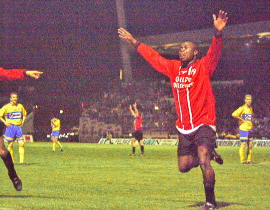 Aus Eintracht Braunschweig- Hannover 96 0:1. Jubel bei Gerald Asamoah nach seinem 1:0 Aufstiegstor am 08.05.1998 *** From Eintracht Braunschweig Hannover 96 0 1 Gerald Asamoah celebrates after his 1 0 goal for promotion on 08 05 1998