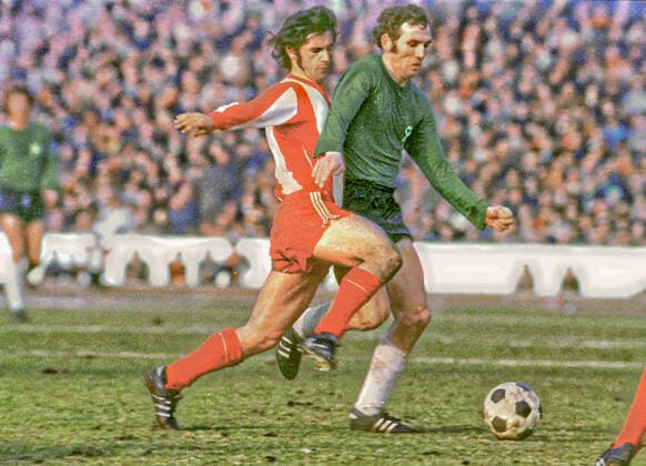 Aus 1. BL. Saison 1971 1972 Hannover 96 gegen Bayern München 2:2 am 20.03.1971 im Niedersachsenstadion. Im Foto: Han96 Spieler Horst Berg gegen Gerd Müller *** From 1 BL season 1971 1972 Hannover 96 against Bayern München 2 2 on 20 03 1971 in the Niedersachsenstadion In the photo Han96 player Horst Berg against Gerd Müller