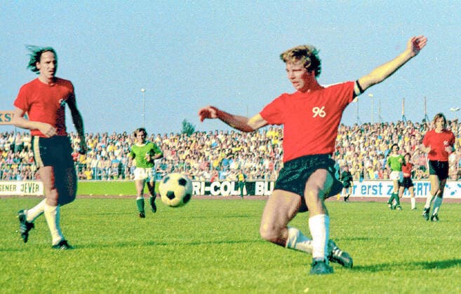 Aus 2. BL Nord VfL Wolfsburg gegen Hannover 96 3:4 am 31.08.1974 - Im Foto: Am Ball: Peter Anders von Han96 - li. Han96 Spieler Georg Damjanoff - re. Kaemmer *** From 2 BL Nord VfL Wolfsburg against Hannover 96 3 4 on 31 08 1974 In the photo On the ball Peter Anders from Han96 left Han96 player Georg Damjanoff right Kaemmer