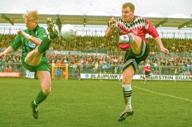 VfL Spieler ist Roy Praeger li. gegen Christoph Babatz. Aus 2. BL Saison 1995 96 VfL Wolfsburg WOB gegen Hannover 96 3-3 am 15.05.1996. *** VfL player is Roy Praeger li against Christoph Babatz from 2 BL season 1995 96 VfL Wolfsburg WOB against Hannover 96 3 3 on 15 05 1996