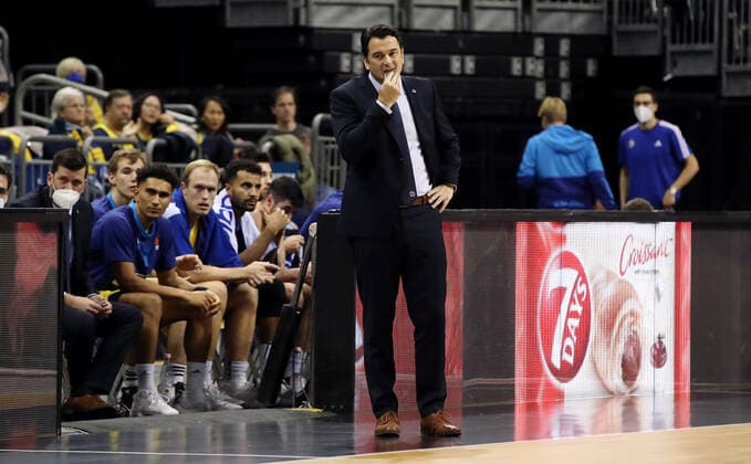 Trainer Israel Gonzales nachdenklich Einzelbild Freisteller Aktion Basketball EuroLeague Herren Saison 2021 2022 28.10.2021 ALBA Berlin vs. FC Bayern München