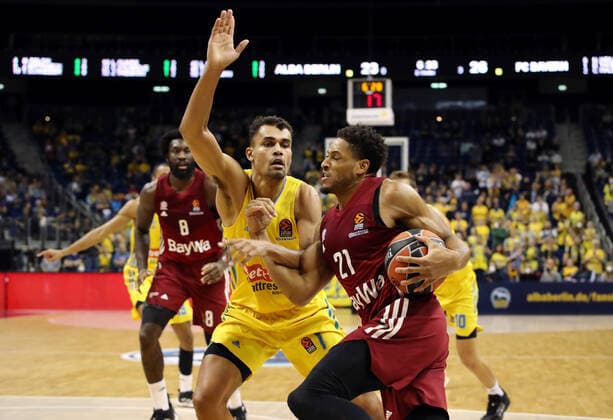 Oscar da Silva, Augustine Rubit Aktion Spielszene Zweikampf Basketball EuroLeague Herren Saison 2021 2022 28.10.2021 ALBA Berlin vs. FC Bayern München