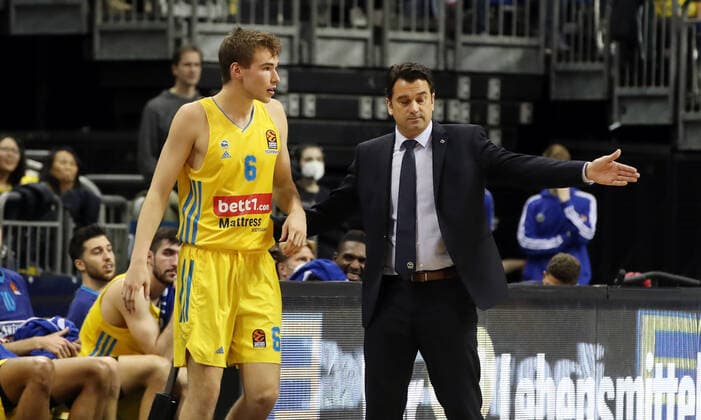 Malte Delow, Trainer Israel Gonzales zeigend, gestikulierend Basketball EuroLeague Herren Saison 2021 2022 28.10.2021 ALBA Berlin vs. FC Bayern München