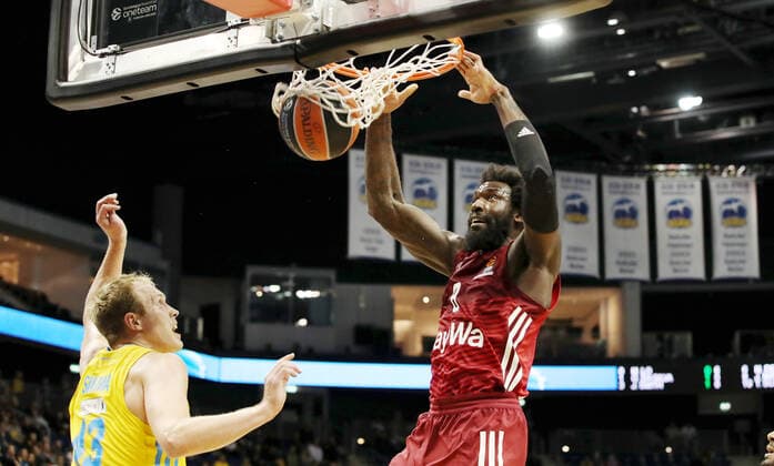 Luke Sikma, Othello Hunter beim Dunking Aktion Spielszene Zweikampf Basketball EuroLeague Herren Saison 2021 2022 28.10.2021 ALBA Berlin vs. FC Bayern München