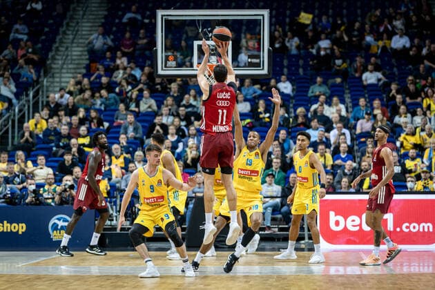 Basketball Berlin 28.10.2021 Saison 2021 2022 EuroLeague Regular Season Alba Berlin - FC Bayern München Vladimir Lucic (München, No.11) Louis Olinde (Alba Berlin, No.19)