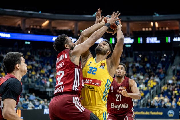 Basketball Berlin 28.10.2021 Saison 2021 2022 EuroLeague Regular Season Alba Berlin - FC Bayern München Johannes Thiemann (Alba Berlin, No.32) Darrun Hilliard (München, No.32)