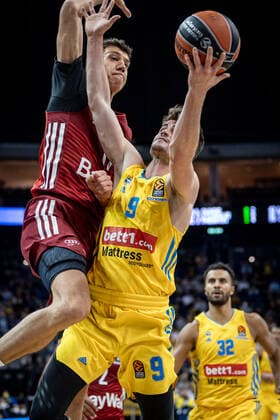 Basketball Berlin 28.10.2021 Saison 2021 2022 EuroLeague Regular Season Alba Berlin - FC Bayern München Jonas Mattisseck (Alba Berlin, No.09) Vladimir Lucic (München, No.11)