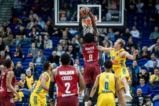 Basketball Berlin 28.10.2021 Saison 2021 2022 EuroLeague Regular Season Alba Berlin - FC Bayern München Othello Hunter (München, No.08) Luke Sikma (Alba Berlin, No.43)