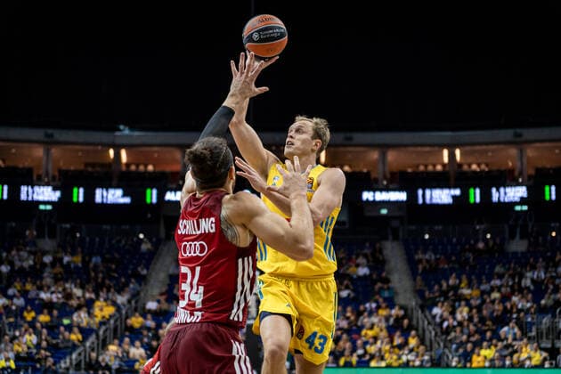 Basketball Berlin 28.10.2021 Saison 2021 2022 EuroLeague Regular Season Alba Berlin - FC Bayern München Luke Sikma (Alba Berlin, No.43) Gavin Schilling (München, No.34)