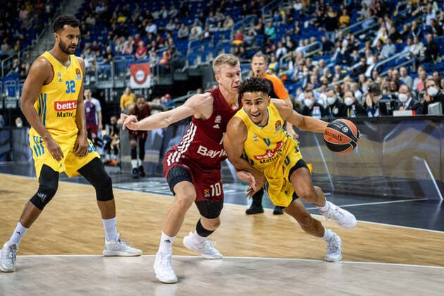 Basketball Berlin 28.10.2021 Saison 2021 2022 EuroLeague Regular Season Alba Berlin - FC Bayern München Maodo Lo (Alba Berlin, No.00) Ognjen Jaramaz (München, No.10)