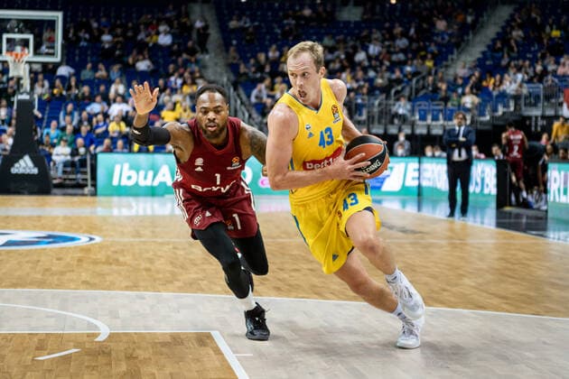 Basketball Berlin 28.10.2021 Saison 2021 2022 EuroLeague Regular Season Alba Berlin - FC Bayern München Luke Sikma (Alba Berlin, No.43) Deshaun Thomas (München, No.01)