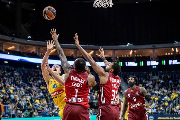 Basketball Berlin 28.10.2021 Saison 2021 2022 EuroLeague Regular Season Alba Berlin - FC Bayern München Luke Sikma (Alba Berlin, No.43) Deshaun Thomas (München, No.01) Darrun Hilliard (München, No.32) Othello Hunter (München, No.08)