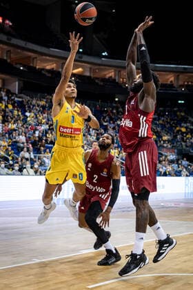 Basketball Berlin 28.10.2021 Saison 2021 2022 EuroLeague Regular Season Alba Berlin - FC Bayern München Maodo Lo (Alba Berlin, No.00) Othello Hunter (München, No.08) Corey Walden (München, No.02)