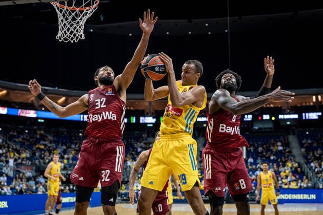 Basketball Berlin 28.10.2021 Saison 2021 2022 EuroLeague Regular Season Alba Berlin - FC Bayern München Louis Olinde (Alba Berlin, No.19) Othello Hunter (München, No.08) Darrun Hilliard (München, No.32)