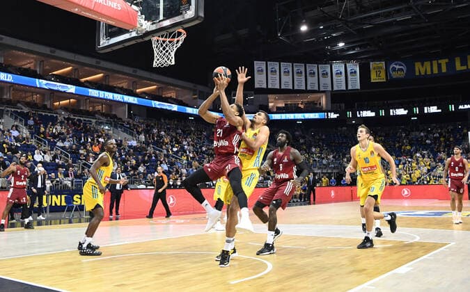 Basketball, Herren, Saison 2021 2022, Turkish Airlines EuroLeague (7. Spieltag), Alba Berlin - FC Bayern München, v. l. Jaleen Smith (Alba Berlin), Augustine Rubit (Bayern München), Oscar da Silva (Alba Berlin), 28.10. 2021, Copyright: xSebastianxRäppold MatthiasxKochx