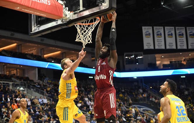Basketball, Herren, Saison 2021 2022, Turkish Airlines EuroLeague (7. Spieltag), Alba Berlin - FC Bayern München, v. l. Louis Olinde (Alba Berlin), Luke Sikma (Alba Berlin), Othello Hunter (Bayern München), Johannes Thiemann (Alba Berlin), 28.10. 2021, Copyright: xSebastianxRäppold MatthiasxKochx