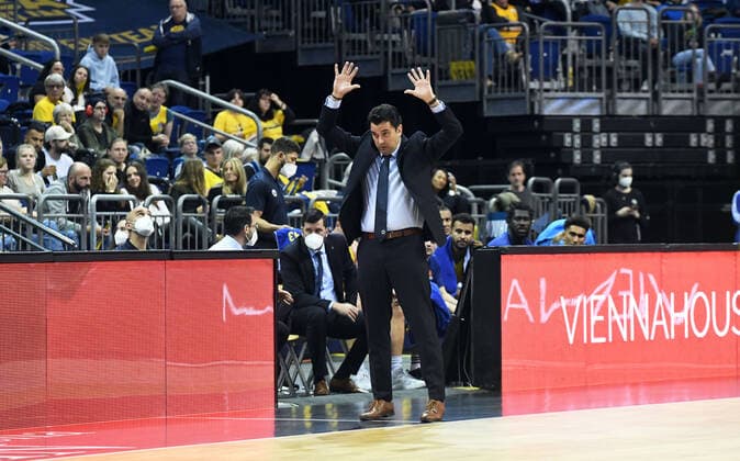 Basketball, Herren, Saison 2021 2022, Turkish Airlines EuroLeague (7. Spieltag), Alba Berlin - FC Bayern München, Trainer Israel Gonzalez (Alba Berlin), 28.10. 2021, Copyright: xSebastianxRäppold MatthiasxKochx