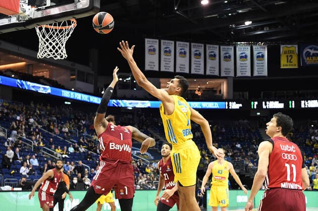 Basketball, Herren, Saison 2021 2022, Turkish Airlines EuroLeague (7. Spieltag), Alba Berlin - FC Bayern München, v. l. Deshaun Thomas (Bayern München), Oscar da Silva (Alba Berlin), Vladimir Lucic (Bayern München), 28.10. 2021, Copyright: xSebastianxRäppold MatthiasxKochx