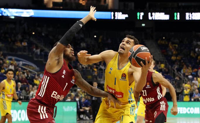 Deshaun Thomas, Oscar da Silva Aktion Spielszene Zweikampf Basketball EuroLeague Herren Saison 2021 2022 28.10.2021 ALBA Berlin vs. FC Bayern München