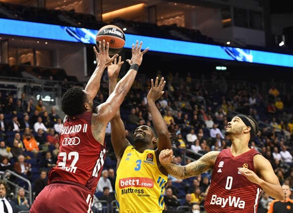 Basketball, Herren, Saison 2021 2022, Turkish Airlines EuroLeague (7. Spieltag), Alba Berlin - FC Bayern München, v. l. Darrun Hilliard (Bayern München), Jaleen Smith (Alba Berlin), Nick Weiler-Babb (Bayern München), 28.10. 2021, Copyright: xSebastianxRäppold MatthiasxKochx