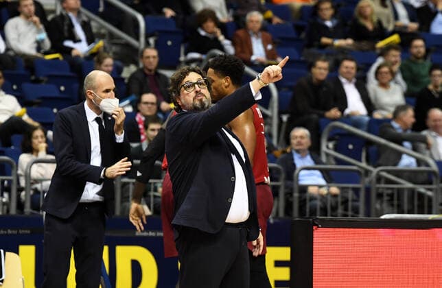 Basketball, Herren, Saison 2021 2022, Turkish Airlines EuroLeague (7. Spieltag), Alba Berlin - FC Bayern München, Trainer Andrea Trinchieri (Bayern München), 28.10. 2021, Copyright: xSebastianxRäppold MatthiasxKochx