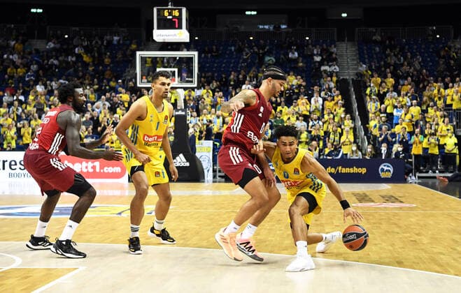 Basketball, Herren, Saison 2021 2022, Turkish Airlines EuroLeague (7. Spieltag), Alba Berlin - FC Bayern München, v. l. Othello Hunter (Bayern München), Oscar da Silva (Alba Berlin), Nick Weiler-Babb (Bayern München), Maodo Lo (Alba Berlin), 28.10. 2021, Copyright: xSebastianxRäppold MatthiasxKochx
